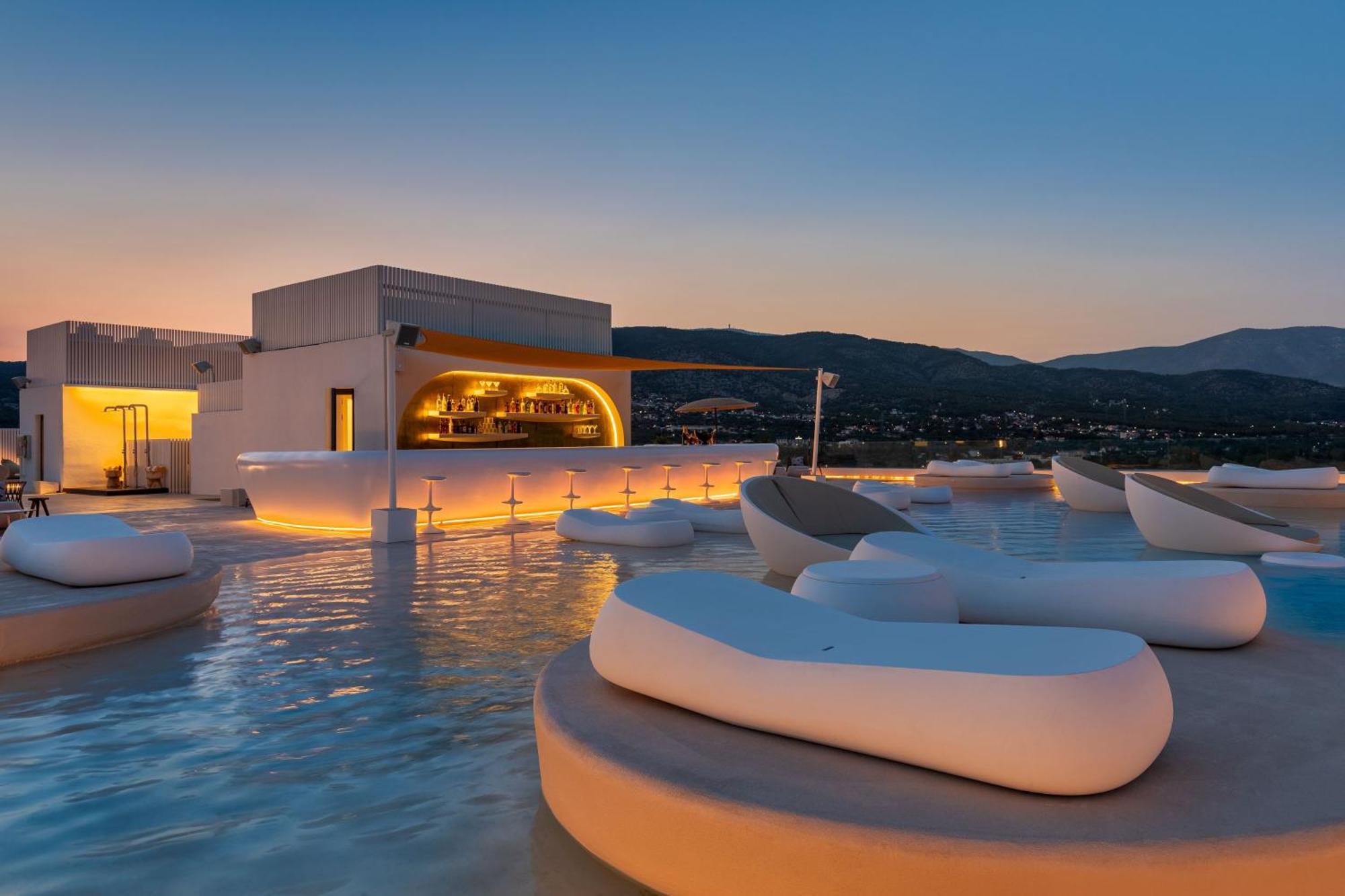 Isla Brown Corinthia Resort & Spa, Curio Collection By Hilton Agioi Theodoroi Luaran gambar The bar at the top of the hotel